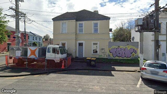 90 Dundas St
