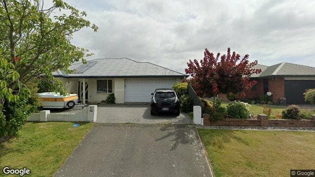 90 Fairweather Cres
