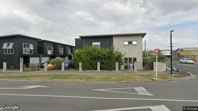 10/100 Knighton Road