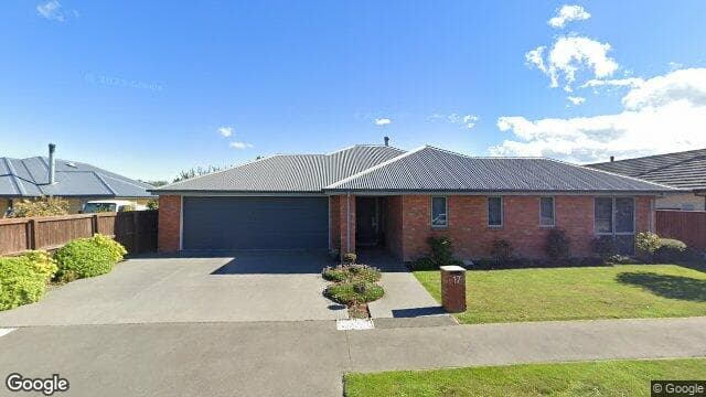 17 Lloyds Close